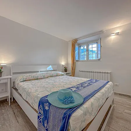Indaco - 2 Mins From The Sea