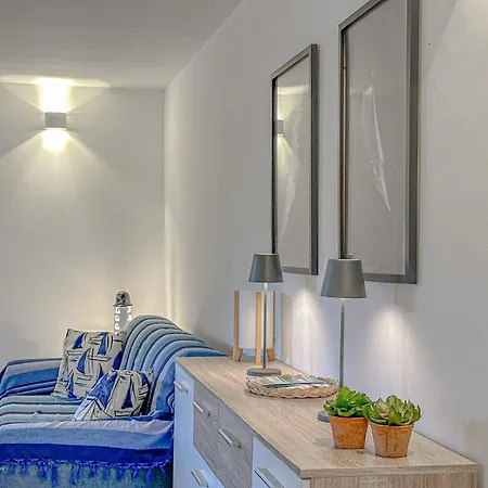 Indaco - 2 Mins From The Sea